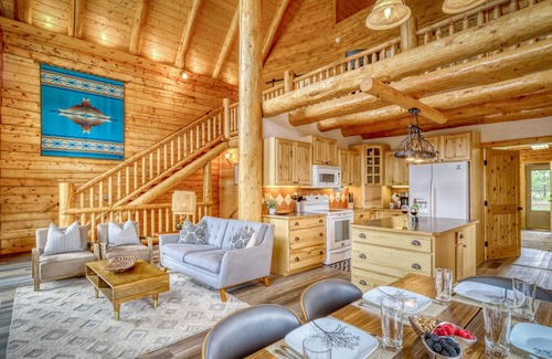 Pagosa Highlands House | See Fall's Changing Colors! Mountain Spruce Retreat: Pet-Friendly Cabin w/View, Deck, Pool Table