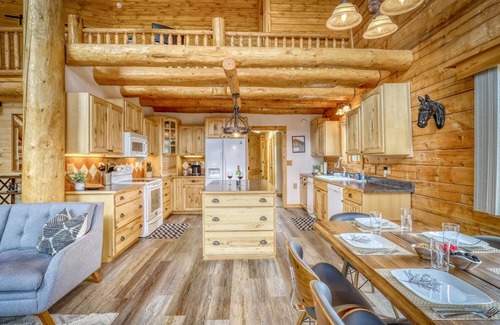Pagosa Highlands House | See Fall's Changing Colors! Mountain Spruce Retreat: Pet-Friendly Cabin w/View, Deck, Pool Table