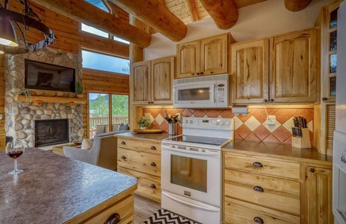 Pagosa Highlands House | See Fall's Changing Colors! Mountain Spruce Retreat: Pet-Friendly Cabin w/View, Deck, Pool Table