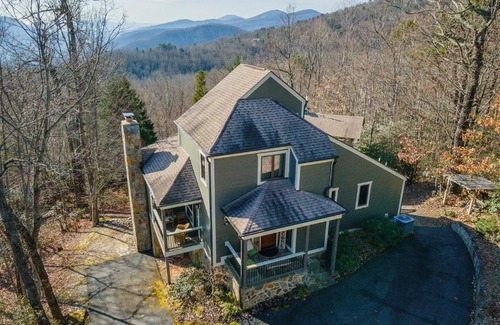 Old Fort House | See Level Charcoal Grill, Deck & Breathtaking Year-Round Mountain Views!