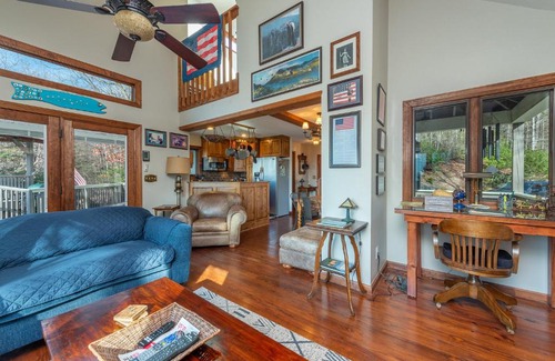 Old Fort House | See Level Charcoal Grill, Deck & Breathtaking Year-Round Mountain Views!