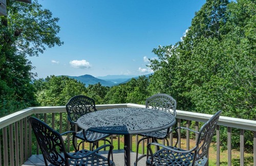 Old Fort House | See Level Charcoal Grill, Deck & Breathtaking Year-Round Mountain Views!
