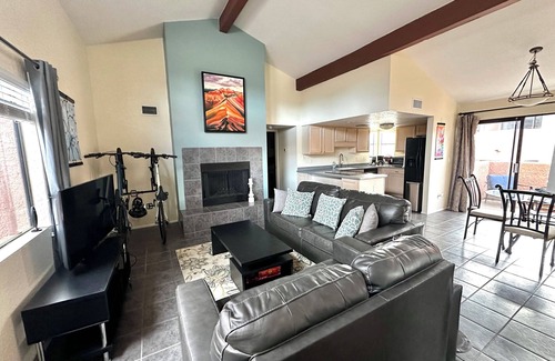 Tucson Condo | See the sunrise and sunset in this 2-bedroom condo near beautiful mountains