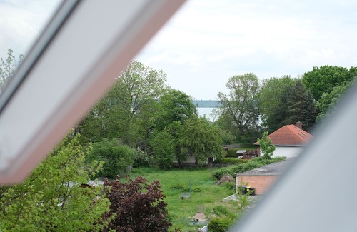Kahnsdorf Condo | SEE UM'S ECK vacation apartment - modern apartment with loggia directly on Lake Hain