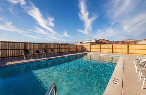 Kanab House | Sego Lily Loft I Near Zion l Pool I Pet Friendly