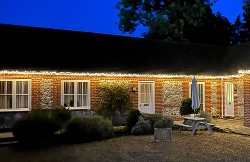 Winterbourne Earls Cottage | Self catering cottage near Salisbury & Stonehenge with fabulous pub opposite