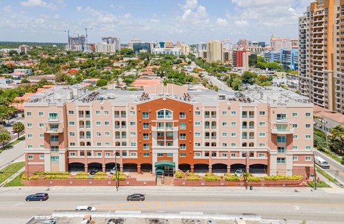 Coral Way Apartment | Self Check In, Free Parking , Pet Friendly Smart TV's, Desk ,Fast WIFI