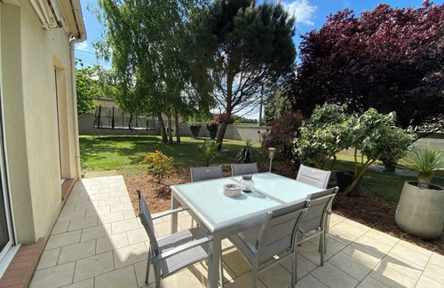 La Heuniere House | Self-contained 5-person apartment key box garden terrace children's play area 27950