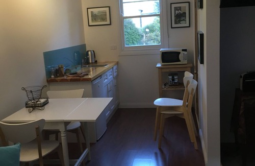 Buninyong Cottage | Self contained, comfortable and a lovely private garden setting