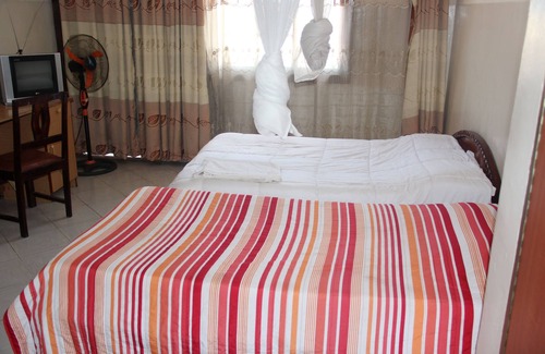 Kisumu Apartment | Self contained rooms with private shower & rooftop kitchen with lake views