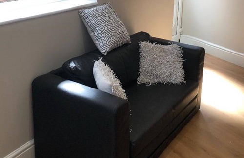 Sudbury Apartment | Self Contained Studio Flat/Annex Sleeps 1 - 4 People
