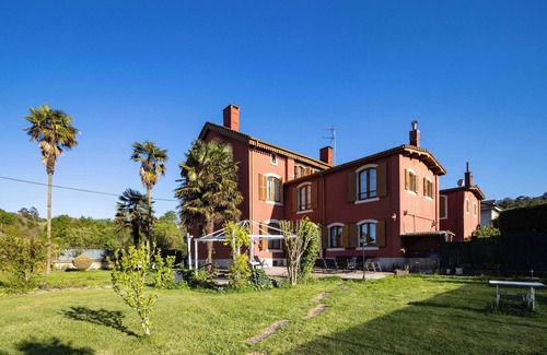Bimenes Municipality House | Semi-detached house of Belgian construction, with large garden and in a quiet location.