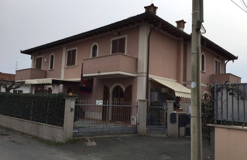 Cinquale Apartment | Semi detached villa on two floors for 4 persons, terrace for meals outside and private parking. In a