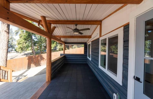 Blind Bay Ski Chalet | Semi-waterfront log cabin w private beach and buoy