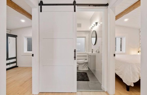 Blind Bay Ski Chalet | Semi-waterfront log cabin w private beach and buoy