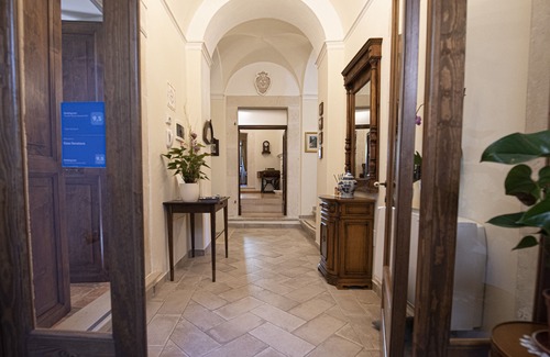 Capestrano House | Senator House - The Green Room