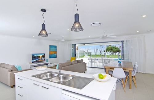 Tugun House | Sentosa at Tugun Beachfront Holiday Home