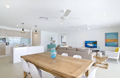Tugun House | Sentosa at Tugun Beachfront Holiday Home