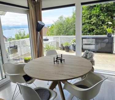 Molde Villa | Sentrumsidyll ved fjord og fjell