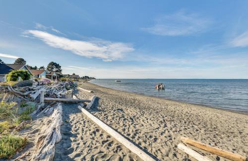 Sequim House | Sequim Escape with Gas Grill and Deck, Walk to Beach!