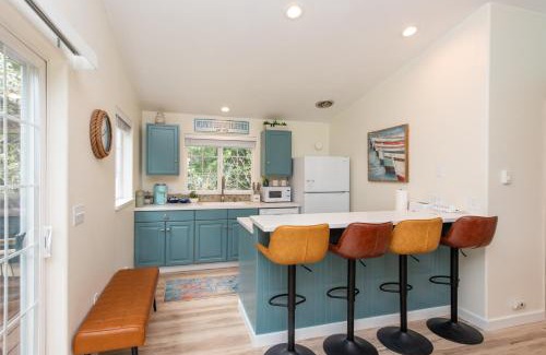 Sequim House | Sequim Escape with Gas Grill and Deck, Walk to Beach!