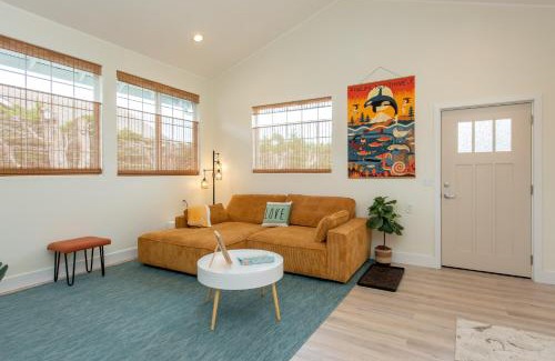 Sequim House | Sequim Escape with Gas Grill and Deck, Walk to Beach!