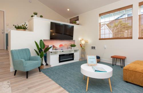 Sequim House | Sequim Escape with Gas Grill and Deck, Walk to Beach!