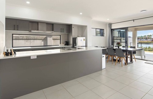 Gold Coast House | Serena by the Water Family Retreat in Hope Island