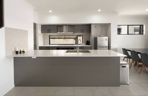 Gold Coast House | Serena by the Water Family Retreat in Hope Island