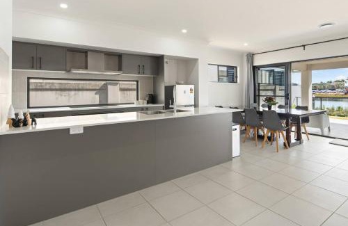 Gold Coast House | Serena by the Water - Family Retreat in Hope Island