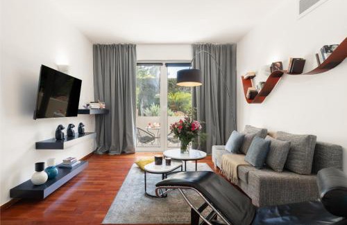 Vouliagmeni Apartment | Serena Calm Pool House