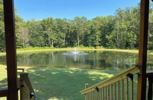 Asheboro House | Serene 1BR Cabin Near NC Zoo | Loft & Water View