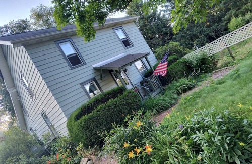 Newfield House | Serene 3 bdrm country home & gardens w/WiFi 20 min from Commons/IC/Cornell
