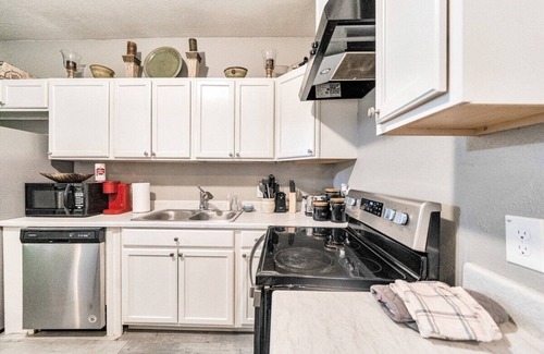 Northeast Houston Apartment | Serene 3 -Bedroom Home Rural