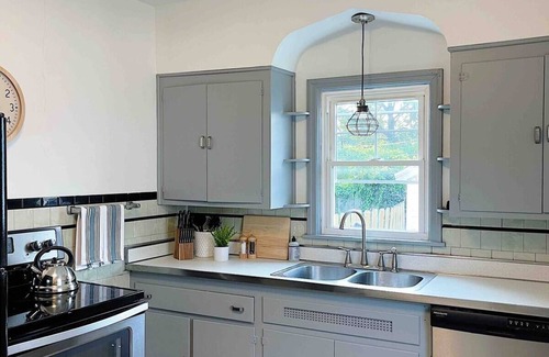 Evansville House | Serene bungalow with AC, Bathtub & Modern Amenities in Evansville