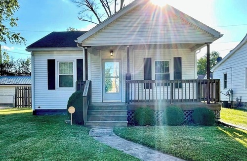 Evansville House | Serene bungalow with AC, Bathtub & Modern Amenities in Evansville