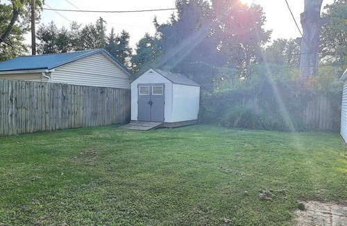 Evansville House | Serene bungalow with AC, Bathtub & Modern Amenities in Evansville
