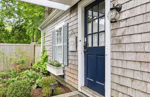 Cotuit Cottage | Serene Cape Cod Cottage. Walk to Beach, Harbor & Village. Bikes, Kayaks &more