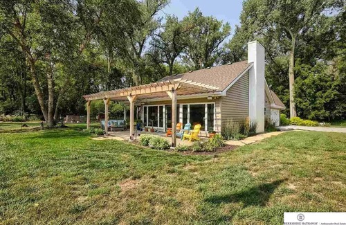 Elkhorn House | Serene & Charming Riverfront house just outside of Elkhorn & Omaha
