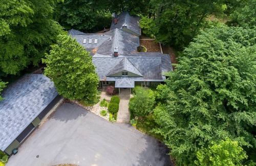 Harrods Creek House | Serene Creekside Estate in Louisville