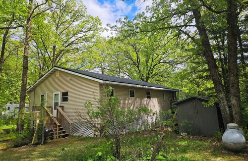 Pine City Cabin | Serene Dog-friendly Riverfront Cabin with Kayaks in Pine City - Perfect Getaway