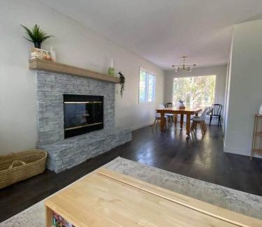 Red Deer House | Serene Family Getaway-4Bed 3Bath | Super Location