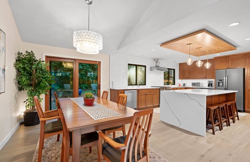 Lake Grove House | Serene Garden Home Center of lake oswego 4 bedrooms, 3 full bath,