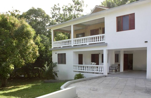 Reading Apartment | Serene Getaway-Charming 2-BR apartment with AC, WIFI in delightful Montego Bay