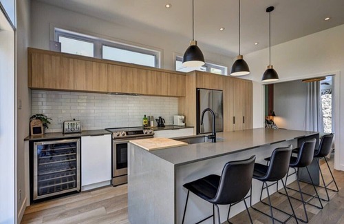 Sainte-Beatrix Ski Chalet | Serene Getaway, Hot Tub and Fireplace