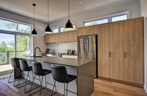 Sainte-Beatrix Ski Chalet | Serene Getaway, Hot Tub and Fireplace