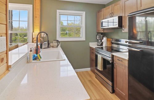 Crittenden House | Serene Kentucky Lake Cabin Hot tub, Kayaks, Quiet Space, 15 min to Ark