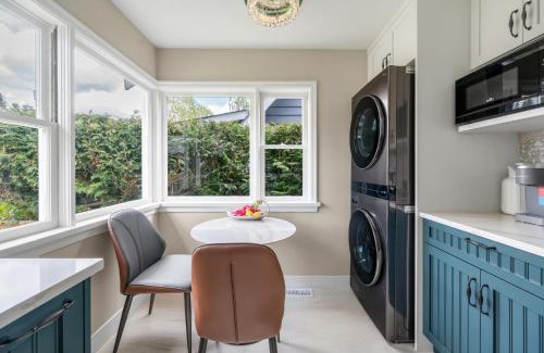 Dunbar House | Serene Kerrisdale Retreat, Private Room with Shared Amenities
