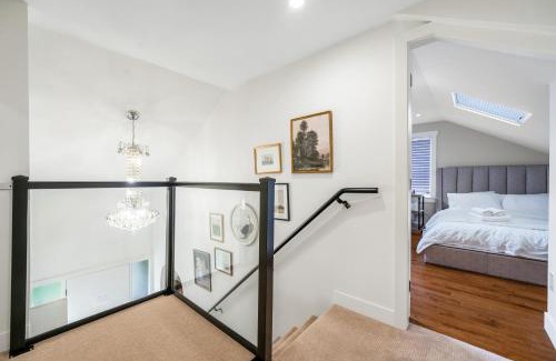 Dunbar House | Serene Kerrisdale Retreat, Private Room with Shared Amenities