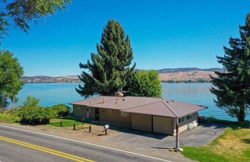 Klamath Falls House | SERENE LAKEFRONT ESCAPE WITH PRIVATE BOAT RAMP AND LAKE & MOUNTAIN VIEWS